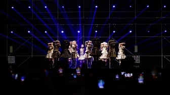 Grup Idol JKT48 tampil dalam gelaran Pestapora 2024 di JIExpo Kemayoran, Jakarta, Sabtu (21/9/2024). [Suara.com/Alfian Winanto]