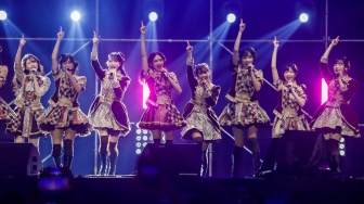 Grup Idol JKT48 tampil dalam gelaran Pestapora 2024 di JIExpo Kemayoran, Jakarta, Sabtu (21/9/2024). [Suara.com/Alfian Winanto]