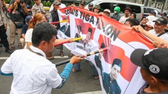 Massa dari Jaringan Rakyat Miskin Kota (JRMK) menggelar aksi demo di depan Kantor KPU Jakarta, Senin (23/9/2024). [Suara.com/Alfian Winanto]