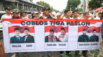 Massa dari Jaringan Rakyat Miskin Kota (JRMK) menggelar aksi demo di depan Kantor KPU Jakarta, Senin (23/9/2024). [Suara.com/Alfian Winanto]