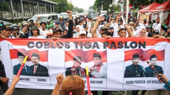 Massa dari Jaringan Rakyat Miskin Kota (JRMK) menggelar aksi demo di depan Kantor KPU Jakarta, Senin (23/9/2024). [Suara.com/Alfian Winanto]