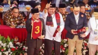 Pasangan Calon Gubernur dan Calon Wakil Gubernur Jakarta, Pramono Anung - Rano Karno menunjukan nomor urut yang didapat saat mengikuti rapat pleno terbuka pengundian nomor urut peserta calon pemilihan kepala daerah di KPUD Jakarta, Senin (23/9/2024). [Suara.com/Alfian Winanto]