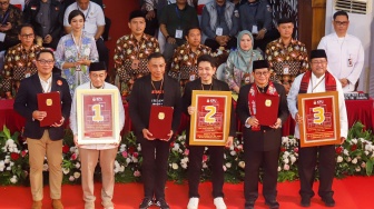 (dari kiri ke kanan) Pasangan Calon Gubernur dan Calon Wakil Gubernur Jakarta, Ridwan Kamil - Suswono, Dharma Pongrekun - Kun Wardana dan Pramono Anung - Rano Karno menunjukan nomer urut usai mengikuti rapat pleno terbuka pengundian nomor urut peserta calon pemilihan kepala daerah di KPUD Jakarta, Senin (23/9/2024). [Suara.com/Alfian Winanto]