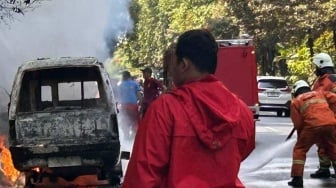 Angkot Hangus Terbakar di Depan Kebun Bibit Surabaya, Terdengar Beberapa Kali Ledakan