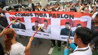 Massa dari Jaringan Rakyat Miskin Kota (JRMK) menggelar aksi demo di depan Kantor KPU Jakarta, Senin (23/9/2024). [Suara.com/Alfian Winanto]