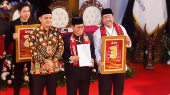 Pasangan Calon Gubernur dan Calon Wakil Gubernur Jakarta, Pramono Anung - Rano Karno menunjukan nomor urut yang didapat saat mengikuti rapat pleno terbuka pengundian nomor urut peserta calon pemilihan kepala daerah di KPUD Jakarta, Senin (23/9/2024). [Suara.com/Alfian Winanto]