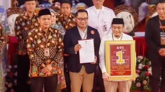 Pasangan Calon Gubernur dan Calon Wakil Gubernur Jakarta, Ridwan Kamil - Suswono menerima nomor urut saat mengikuti rapat pleno terbuka pengundian nomor urut peserta calon pemilihan kepala daerah di KPUD Jakarta, Senin (23/9/2024). [Suara.com/Alfian Winanto]