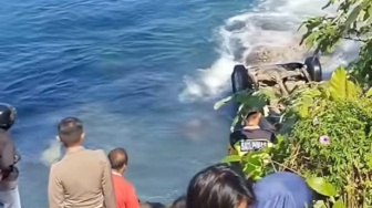 Mobil Xenia Terbalik di Laut Kota Padang, Ayah dan Anak Dilarikan ke Rumah Sakit