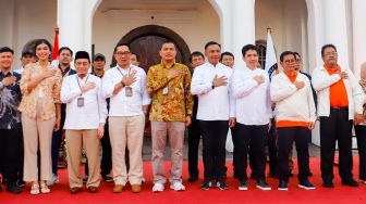 Para Calon Gubernur dan Wakil Gubernur Jakarta foto bersama usai membacakan Deklarasi kampamye damai di Kawasan Kota Tua, Jakarta, Selasa (24/9/2024). [Suara.com/Alfian Winanto]