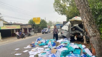 Mobil Box Tabrak Pohon Hingga Hancur di Jalan Jogja-Wonosari, Begini Nasib Si Pengemudi