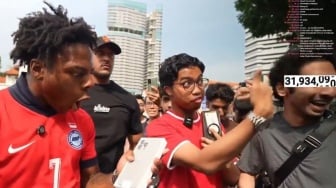 Di Indonesia Teriak 'Minggir Lu Miskin', IShowSpeed Malah Dikasih iPhone 16 Pro Max di Singapura: Jomplang Banget!