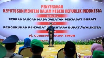 Pj. Gubernur Adhy Kukuhkan 13 Pjs. Bupati/Wali Kota dan Serahkan SK Perpanjangan untuk 8 Pj. Bupati di Jatim