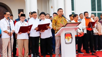 Ketua KPU Jakarta Wahyu Dinata beserta para Calon Gubernur dan Wakil Gubernur Jakarta membacakan Deklarasi kampanye damai di Kawasan Kota Tua, Jakarta, Selasa (24/9/2024). [Suara.com/Alfian Winanto]