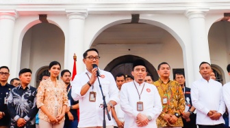 Pasangan Calon Gubernur dan Wakil Gubernur Jakarta nomor urut 1, Ridwan Kamil dan Suswono menyampaikan pidato politik Deklarasi kampanye damai di Kawasan Kota Tua, Jakarta, Selasa (24/9/2024). [Suara.com/Alfian Winanto]