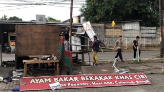 Hujan Deras dan Angin Kencang Hancurkan Lapak UMKM di Bekasi, Saksi: Kirain Mau Kiamat