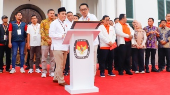 Pasangan Calon Gubernur dan Wakil Gubernur Jakarta nomor urut 1, Ridwan Kamil dan Suswono mendantangani pakta ingeritas Deklarasi kampanye damai di Kawasan Kota Tua, Jakarta, Selasa (24/9/2024). [Suara.com/Alfian Winanto]