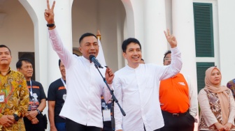 Pasangan Calon Gubernur dan Wakil Gubernur Jakarta nomor urut 2, Dharma Pongrekun dan Kun Wardana menyampaikan pidato politik saat Deklarasi kampanye damai di Kawasan Kota Tua, Jakarta, Selasa (24/9/2024). [Suara.com/Alfian Winanto]