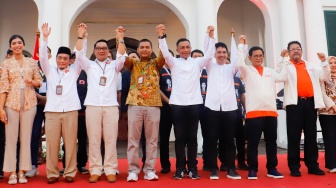 Para Calon Gubernur dan Wakil Gubernur Jakarta foto bersama usai membacakan Deklarasi kampamye damai di Kawasan Kota Tua, Jakarta, Selasa (24/9/2024). [Suara.com/Alfian Winanto]