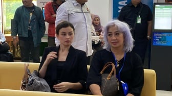 Kompak Berbaju Hitam, Kimberly Ryder dan Ibu Hadiri Sidang Pembuktian Cerai