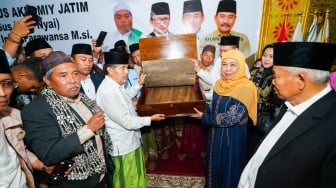 Khofifah Terima Naskah Al-Quran Berusia 700 Tahun: Ini Kado yang Sangat Indah