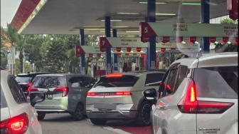 Potret Antrean SPBU Jadi Sorotan, Mobil Salah Habitat Jadi Biangnya