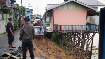 Tanah Longsor Terjadi di Bantaran Sungai Sekadau Akibat Curah Hujan Tinggi