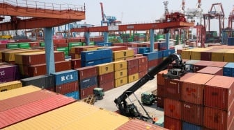 Suasana aktivitas bongkar muat di terminal peti kemas di Pelabuhan Tanjung Priok, Jakarta, Rabu (25/9/2024). [Suara.com/Alfian Winanto]