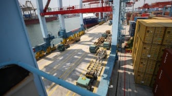 Suasana aktivitas bongkar muat di terminal peti kemas di Pelabuhan Tanjung Priok, Jakarta, Rabu (25/9/2024). [Suara.com/Alfian Winanto]