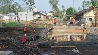 Hujan Deras di Malang, Jembatan Embong Rojo Ambruk Terseret Arus