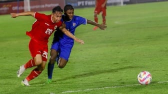 Pemain Timnas Indonesia U-20 Arlyansyah Abdulmanan berebut bola dengan pemain Timnas Maladewa U-20 dalam pertandingan kualifikasi Piala Asia U-20 2025 grup F di Stadion Madya, Jakarta, Rabu (25/9/2024). [Suara.com/Alfian Winanto]