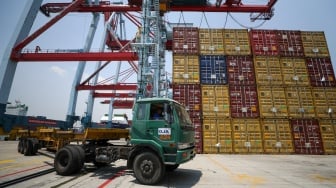 Suasana aktivitas bongkar muat di terminal peti kemas di Pelabuhan Tanjung Priok, Jakarta, Rabu (25/9/2024). [Suara.com/Alfian Winanto]