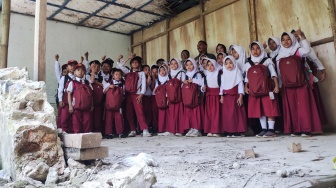 Ada Kiriman Tas EIGER untuk Siswa Sekolah Terpencil di Puncak Pegunungan Jawa Barat