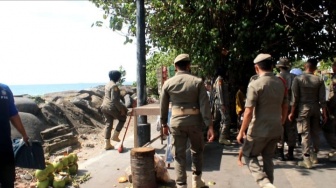 Ricuh Penertiban Pedagang di Pantai Padang, Petugas Satpol PP Dilempari Batu hingga Dilarikan ke Rumah Sakit