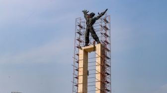 Petugas melakukan perawatan monumen Pembebasan Irian Barat di Lapangan Banteng, Jakarta Pusat, Kamis (26/9/2024). [Suara.com/Alfian Winanto]