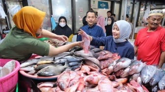 Ajak Istri Belanja di Pasar Kadipolo, Respati Ardi Dapat Beragam Masukan Pedagang