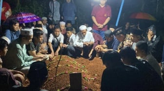 ABG yang Tewas di Kali Bekasi Dimakamkan Malam Ini, Keluarga Penuh Tanda Tanya