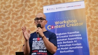 Jurnalis Suara.com Rendy Adrikni Sadikin memberi pemaparan saat workshop content creator di Kota Bandung, Jawa Barat, Kamis (26/9/2024). [Foto dok. Suara.com]