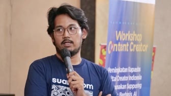 Jurnalis Suara.com Praba Mustika memberi pemaparan saat workshop content creator di Kota Bandung, Jawa Barat, Kamis (26/9/2024). [Foto dok. Suara.com]