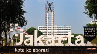 Petugas melakukan perawatan monumen Pembebasan Irian Barat di Lapangan Banteng, Jakarta Pusat, Kamis (26/9/2024). [Suara.com/Alfian Winanto]