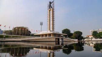 Petugas melakukan perawatan monumen Pembebasan Irian Barat di Lapangan Banteng, Jakarta Pusat, Kamis (26/9/2024). [Suara.com/Alfian Winanto]