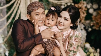 Lihat Bella Bonita Sibuk Suapi Anak, Reaksi Denny Caknan sebagai Suami Jadi Sorotan