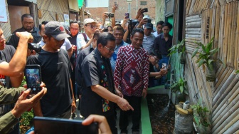 Calon Gubernur Jakarta nomor urut 3, Pramono Anung saat datang menemui warga Kampung Bayam di hunian sementara di Pademangan, Jakarta, Kamis (26/9/2024). [Suara.com/Alfian Winanto]