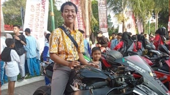 Pelajar Ini Akhirnya Naik Moge Impian di Parade MotoGP, Sebut Pertama Kali Dalam Hidup