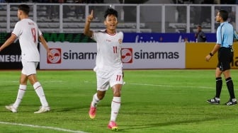 Pemain Timnas Indonesia U-20 Riski Afrisal selebrasi usai mencetak gol ke gawang Timor Leste U-20 dalam pertandingan kualifikasi Piala Asia U-20 grup F di Stadion Madya, Jakarta, Jumat (27/9/2024). [Suara.com/Alfian Winanto]