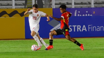 Pemain Timnas Indonesia U-20 Arlyansyah Abdulmanan berusaha melewati pemain Timnas Timor Leste U-20 dalam pertandingan kualifikasi Piala Asia U-20 grup F di Stadion Madya, Jakarta, Jumat (27/9/2024). [Suara.com/Alfian Winanto]