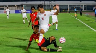 Pemain Timnas Indonesia U-20 Riski Afrisal berebut bola dengan pemain Timnas Timor Leste U-20 dalam pertandingan kualifikasi Piala Asia U-20 grup F di Stadion Madya, Jakarta, Jumat (27/9/2024). [Suara.com/Alfian Winanto]