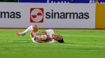 Pemain Timnas Indonesia U-20 Arlyansyah Abdulmanan mengerang kesakitan usai dilanggar pemain Timnas Timor Leste U-20 dalam pertandingan kualifikasi Piala Asia U-20 grup F di Stadion Madya, Jakarta, Jumat (27/9/2024). [Suara.com/Alfian Winanto]