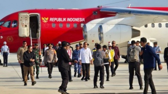 Kunker Sebelum Lengser, Jokowi Terbang ke IKN Jajal Bandara dengan Pesawat Berbadan Besar