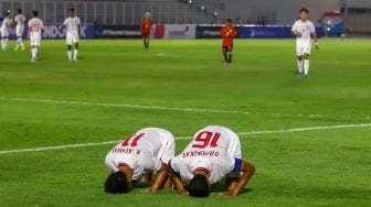 Pemain Timnas Indonesia U-20 Riski Afrisal dan Dony Tri Pamungkas selebrasi usai mencetak gol ke gawang Timor Leste U-20 dalam pertandingan kualifikasi Piala Asia U-20 grup F di Stadion Madya, Jakarta, Jumat (27/9/2024). [Suara.com/Alfian Winanto]