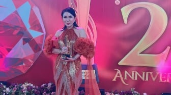 Uci Flowdea Semringah Raih Piala Favorite Beauty and Fashion Enthusiast